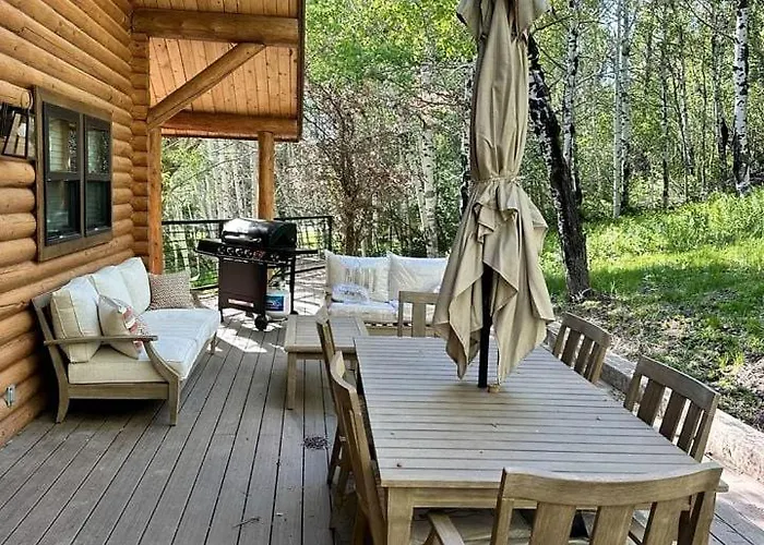 Magnificent With And Luxurious Interior In Wyoming *